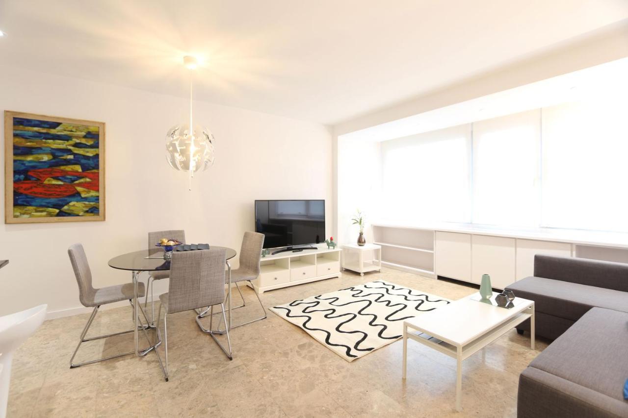 Апартаменти Urbantec Realty - Plaza De Colon Мадрид Екстер'єр фото
