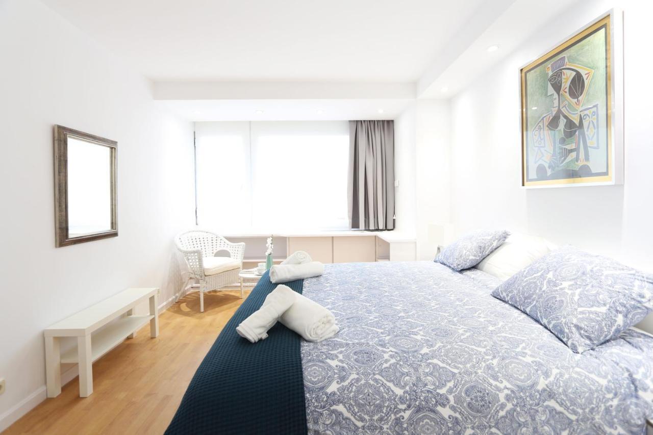 Апартаменти Urbantec Realty - Plaza De Colon Мадрид Екстер'єр фото